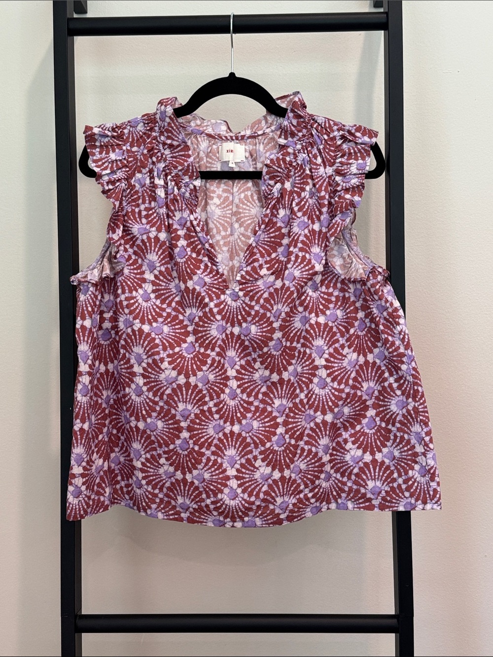 XiRENA Mauve Floral-Print Ruffled V-Neck Sleeveless Top